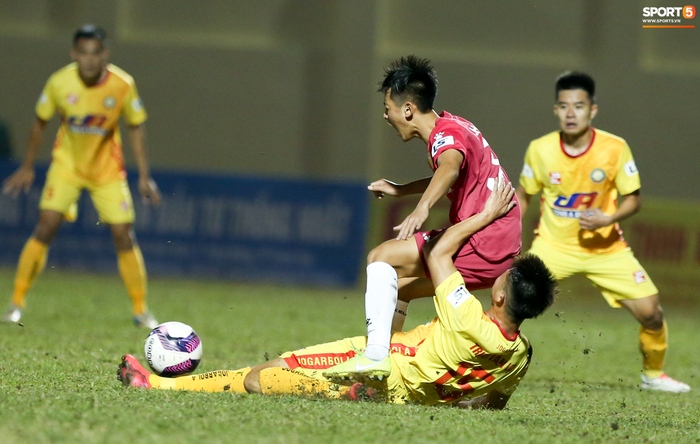 Cựu tuyển thủ U23 Việt Nam ghi bàn như Ronaldo trên mặt sân xấu tại V.League - Ảnh 7.