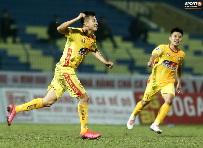 Cựu tuyển thủ U23 Việt Nam ghi bàn như Ronaldo trên mặt sân xấu tại V.League - Ảnh 3.