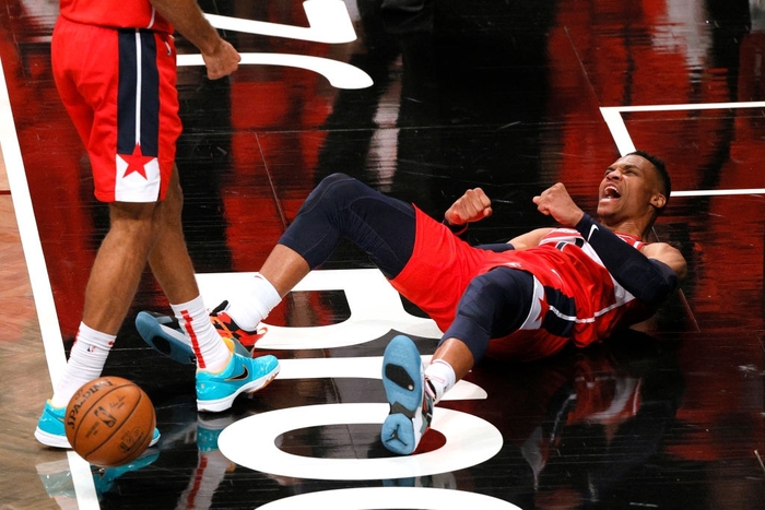 Kevin Durant, Kyrie Irving hụt game-winner, Russell Westbrook có chiến thắng đầu tiên trong màu áo Wizards - Ảnh 2.