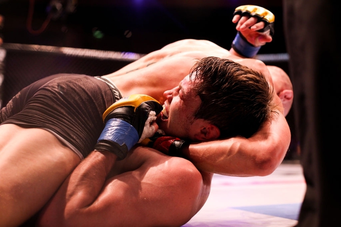 Hé lộ đoạn video ghi lại chiến thắng bằng khóa siết duy nhất trong sự nghiệp MMA của Conor McGregor - Ảnh 3.