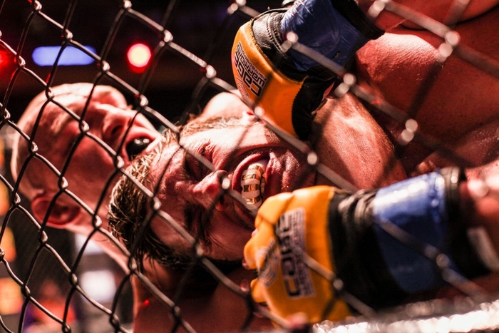 Hé lộ đoạn video ghi lại chiến thắng bằng khóa siết duy nhất trong sự nghiệp MMA của Conor McGregor - Ảnh 4.