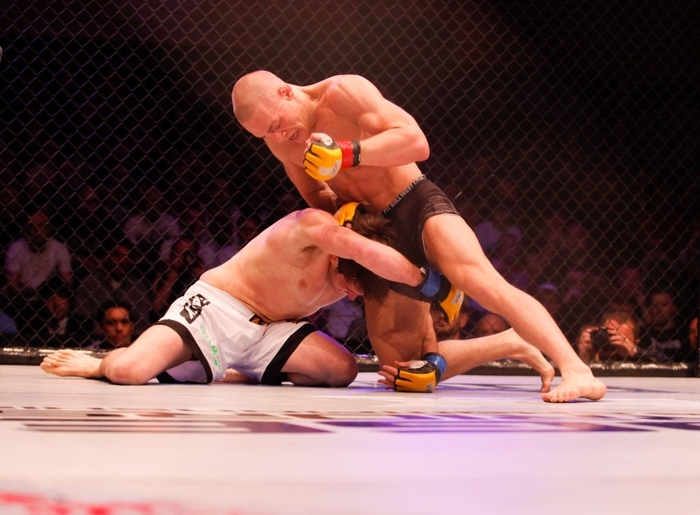 Hé lộ đoạn video ghi lại chiến thắng bằng khóa siết duy nhất trong sự nghiệp MMA của Conor McGregor - Ảnh 2.