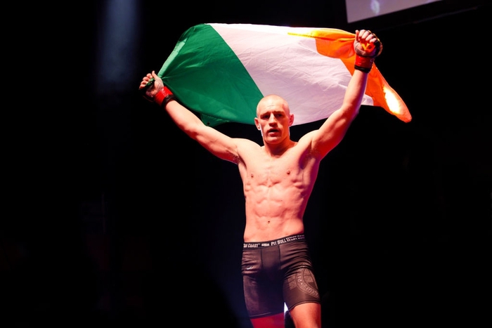 Hé lộ đoạn video ghi lại chiến thắng bằng khóa siết duy nhất trong sự nghiệp MMA của Conor McGregor - Ảnh 5.