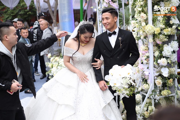 Trọn bộ ảnh cưới đẹp như mơ của trung vệ Bùi Tiến Dũng và cô dâu Khánh Linh