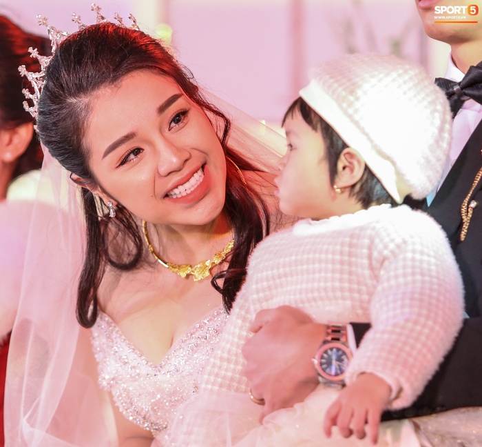 Vợ chồng Bùi Tiến Dũng - Khánh Linh đeo nhẫn vàng kín  hai tay sau lễ cưới ở Bắc Ninh - Ảnh 6.