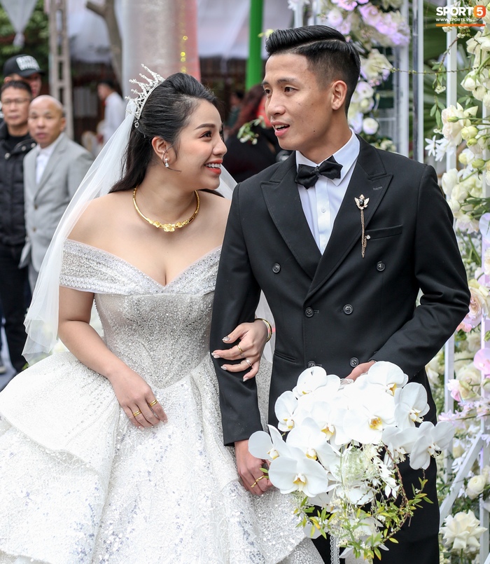 Vợ chồng Bùi Tiến Dũng - Khánh Linh đeo nhẫn vàng kín  hai tay sau lễ cưới ở Bắc Ninh - Ảnh 4.