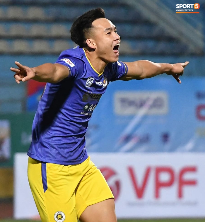 Cựu giám sát trọng tài lý giải vì sao bóng chạm tay Bùi Hoàng Việt Anh nhưng Hà Nội FC không bị thổi 11m - Ảnh 2.