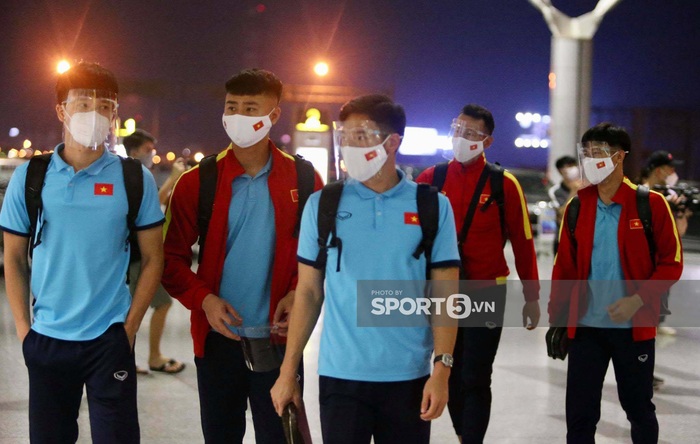 Fangirl nhí nhánh chụp ảnh cùng Văn Toàn trước giờ bay sang UAE đấu tuyển Trung Quốc - Ảnh 2.