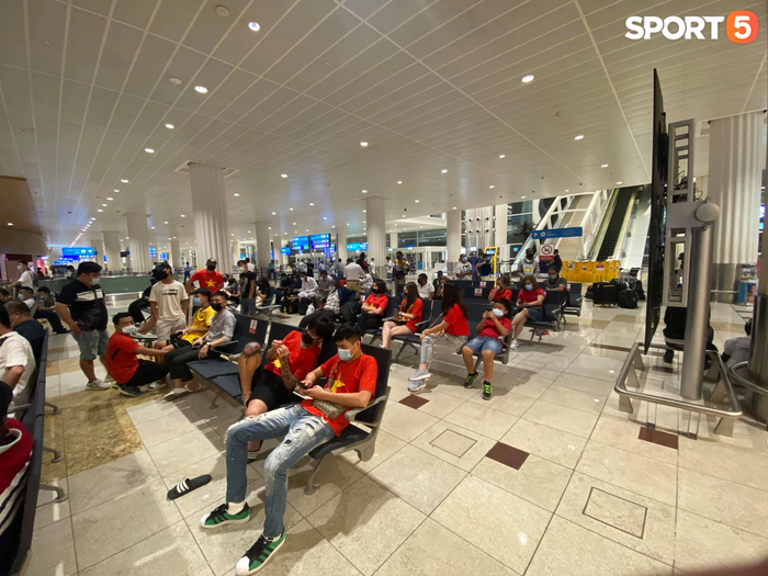 Fan Việt Nam tại Dubai đợi từ đón đội tuyển Việt Nam - Ảnh 2.