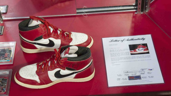Đôi giày thi đấu của Michael Jordan được bán đấu giá 1 triệu USD và đó không phải là Jordan 1 - Ảnh 2.