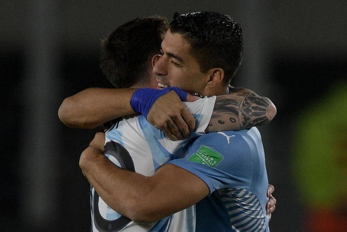 Messi ghi bàn rùa để lập kỷ lục và mở ra chiến thắng đậm cho Argentina trước Uruguay - Ảnh 2.