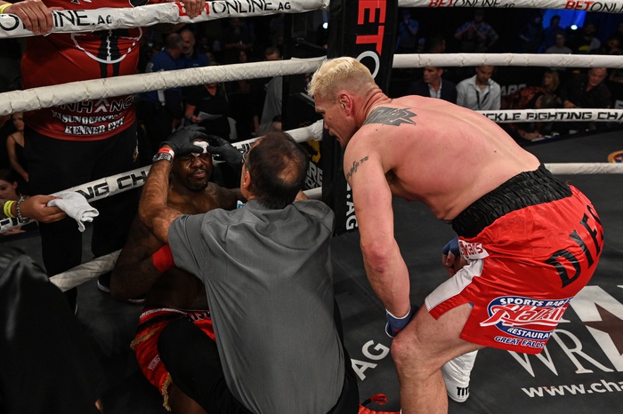 Đấu quyền Anh tay trần, cựu võ sĩ UFC Melvin Guillard bị đấm nứt 5 chỗ ở hốc mắt, suýt rơi khỏi sàn đấu - Ảnh 4.