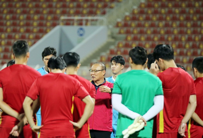 Đình Trọng cười tít mắt, đội tuyển Việt Nam thoải mái tâm lý trước trận đấu gặp tuyển Oman - Ảnh 4.