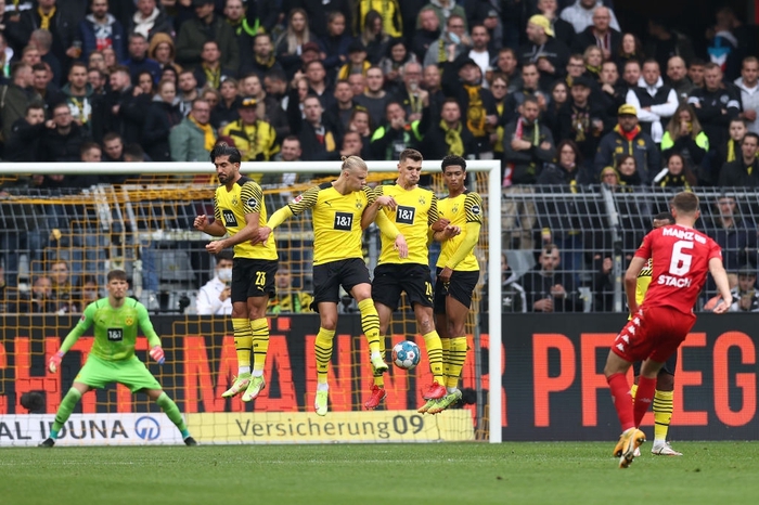 Haaland lập cú đúp, Dortmund thắng dễ Mainz để leo lên ngôi đầu Bundesliga - Ảnh 3.