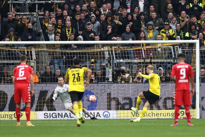 Haaland lập cú đúp, Dortmund thắng dễ Mainz để leo lên ngôi đầu Bundesliga - Ảnh 4.