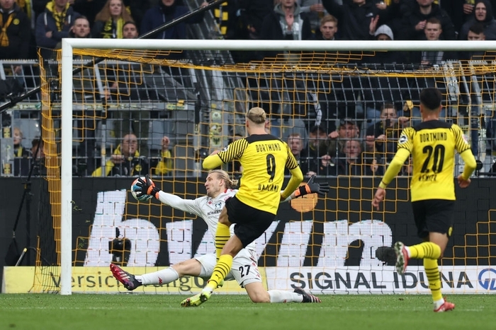 Haaland lập cú đúp, Dortmund thắng dễ Mainz để leo lên ngôi đầu Bundesliga - Ảnh 6.