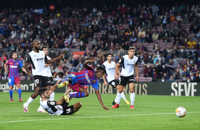 Coutinho, Depay giúp Barca hạ gục Valencia trong trận cầu có 2/4 bàn thắng là siêu phẩm - Ảnh 4.