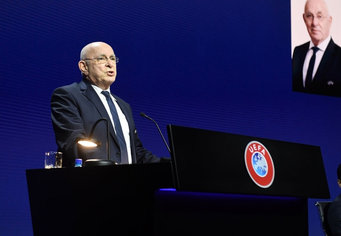 UEFA sắp đồng ý cho fan đốt pháo ngay trong sân - Ảnh 1.