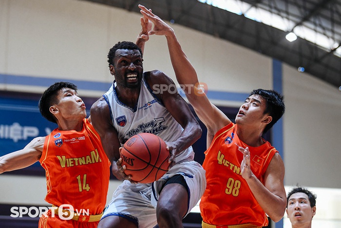Vượt qua nỗi đau mất mát vì Covid-19, Richard Nguyễn đưa tuyển bóng rổ Quốc gia Việt Nam đến với chiến thắng đầu tay ở VBA 2021 - Ảnh 2.