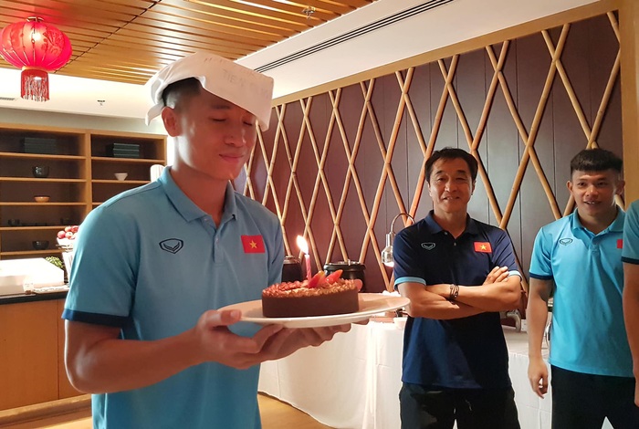 HLV Park Hang-seo tự tay viết tiếng Việt lên chiếc mũ đặc biệt rồi đội cho Bùi Tiến Dũng trong ngày sinh nhật - Ảnh 4.
