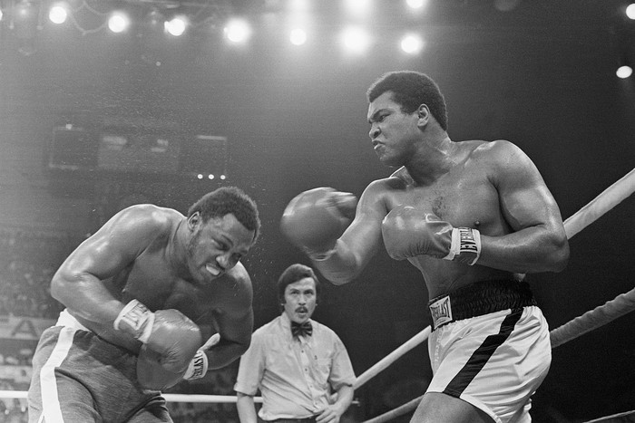 Nhớ về &quot;Thrilla in Manila&quot;: Trận chiến lịch sử đẩy Muhammad Ali và Joe Frazier cận kề với cái chết - Ảnh 1.