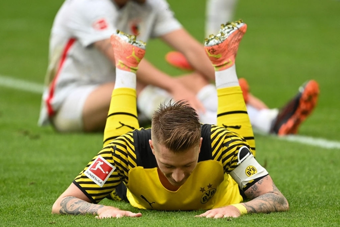 Vắng Haaland, Dortmund vất vả giành chiến thắng sát nút trước Augsburg  - Ảnh 9.
