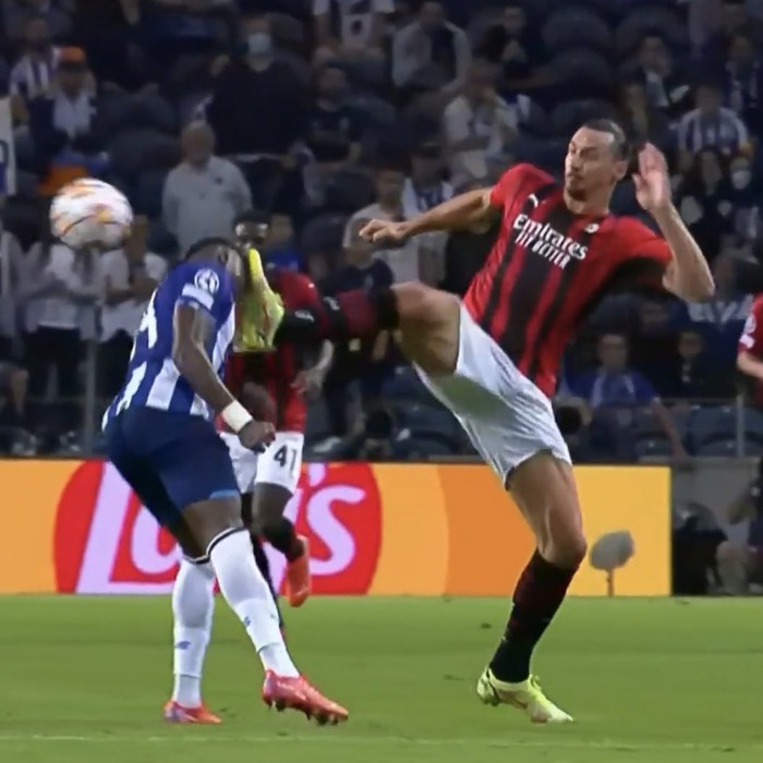 Ibrahimovic chơi cao chân khiến đối thủ chảy máu đầu, phải băng bó kín trán - Ảnh 2.