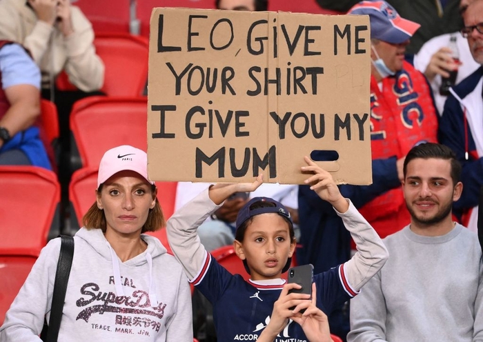 Fan nhí muốn đổi mẹ của mình lấy áo đấu Messi - Ảnh 1.