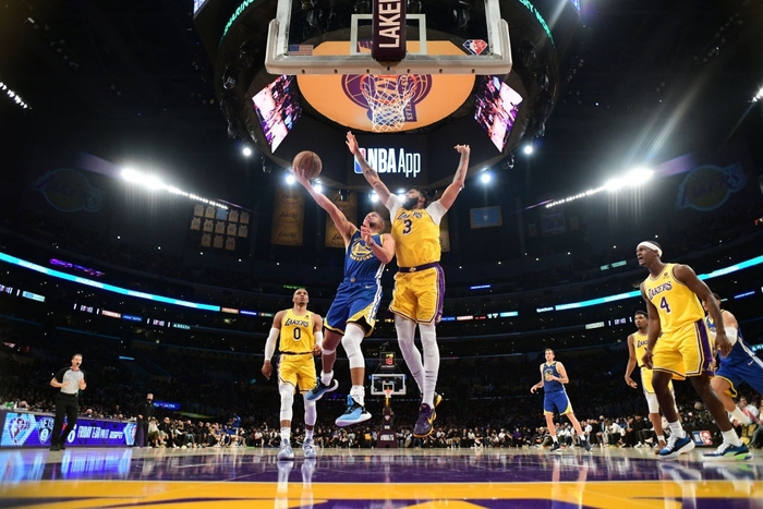 Stephen Curry cùng đồng đội đánh sập Los Angeles Lakers trong ngày khai màn - Ảnh 3.