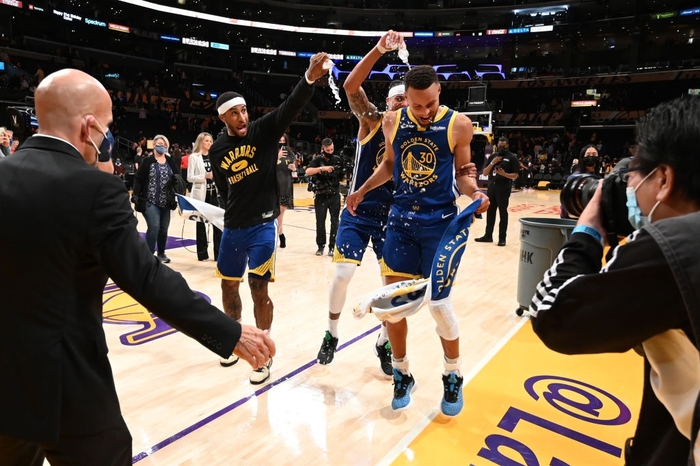 Stephen Curry cùng đồng đội đánh sập Los Angeles Lakers trong ngày khai màn - Ảnh 1.