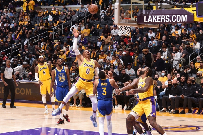 Russell Westbrook hứng trọn gạch đá từ fan Los Angeles Lakers sau màn “quăng tạ” trong ngày ra quân - Ảnh 1.