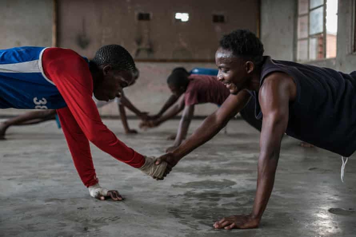 &quot;Tôi không muốn đám trẻ lạc lối&quot;: Nhà vô địch boxing và nỗ lực giúp những cậu nhóc tại Zimbabwe đổi đời - Ảnh 2.