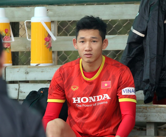 U23 Việt Nam tập buổi đầu tiên dưới cảnh trời thu lãng mạn tại Kyrgyzstan - Ảnh 19.
