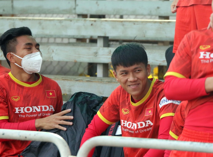 U23 Việt Nam tập buổi đầu tiên dưới cảnh trời thu lãng mạn tại Kyrgyzstan - Ảnh 18.