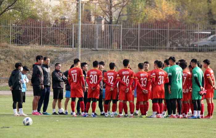 U23 Việt Nam tập buổi đầu tiên dưới trời thu lãng mạn tại Kyrgyzstan - Ảnh 1.