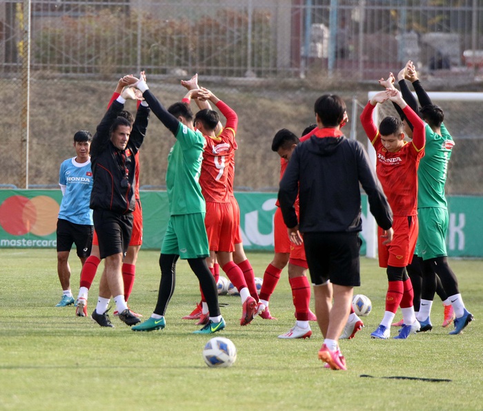 U23 Việt Nam tập buổi đầu tiên dưới cảnh trời thu lãng mạn tại Kyrgyzstan - Ảnh 11.