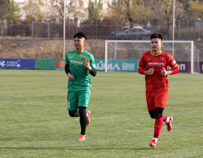 U23 Việt Nam tập buổi đầu tiên dưới cảnh trời thu lãng mạn tại Kyrgyzstan - Ảnh 14.