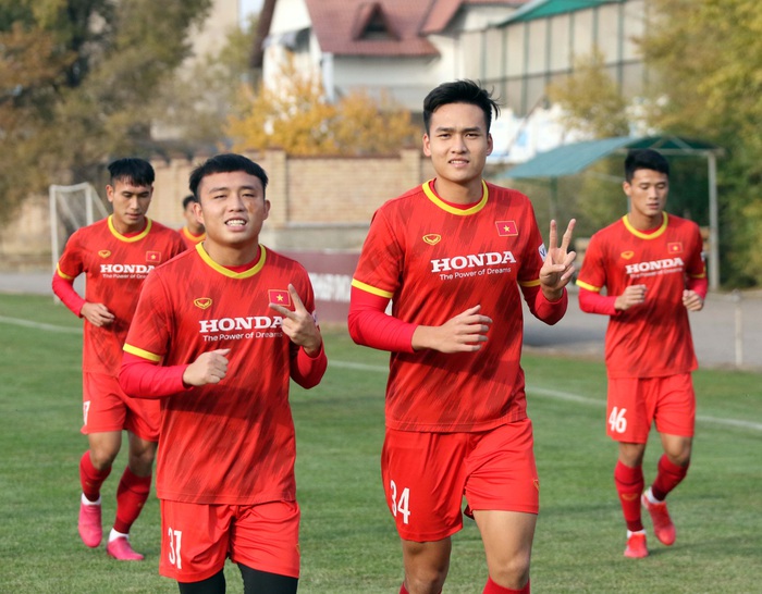 U23 Việt Nam tập buổi đầu tiên dưới trời thu lãng mạn tại Kyrgyzstan - Ảnh 12.