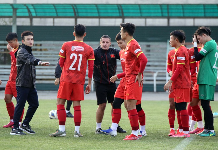 U23 Việt Nam tập buổi đầu tiên dưới cảnh trời thu lãng mạn tại Kyrgyzstan - Ảnh 6.