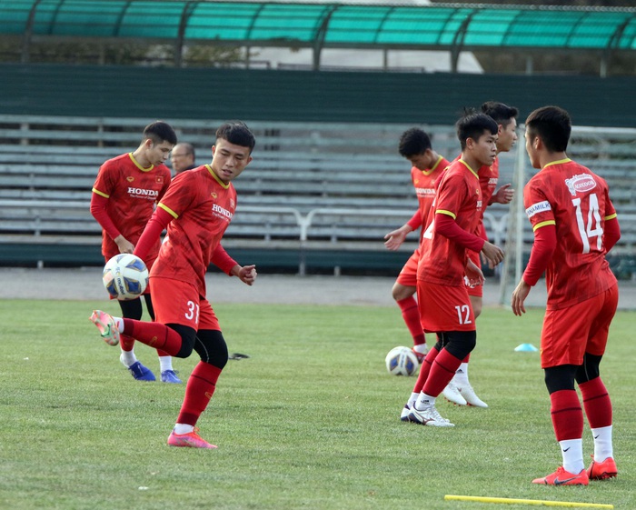 U23 Việt Nam tập buổi đầu tiên dưới trời thu lãng mạn tại Kyrgyzstan - Ảnh 16.