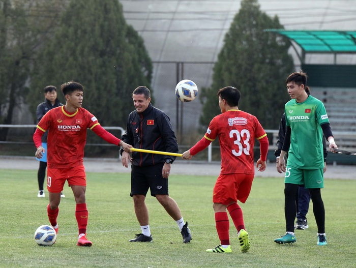U23 Việt Nam tập buổi đầu tiên dưới cảnh trời thu lãng mạn tại Kyrgyzstan - Ảnh 15.