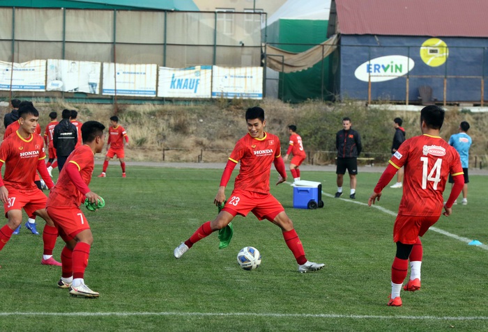 U23 Việt Nam tập buổi đầu tiên dưới cảnh trời thu lãng mạn tại Kyrgyzstan - Ảnh 13.