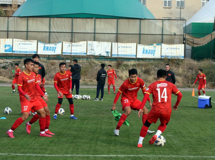 U23 Việt Nam tập buổi đầu tiên dưới trời thu lãng mạn tại Kyrgyzstan - Ảnh 5.