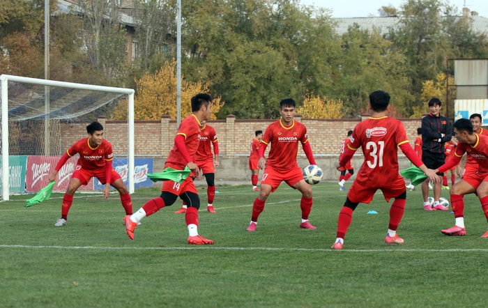 U23 Việt Nam tập buổi đầu tiên dưới trời thu lãng mạn tại Kyrgyzstan - Ảnh 9.