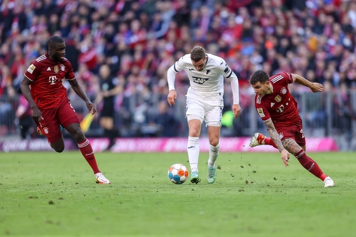Bayern lại thắng cách biệt 4 bàn để giữ vững ngôi đầu - Ảnh 6.