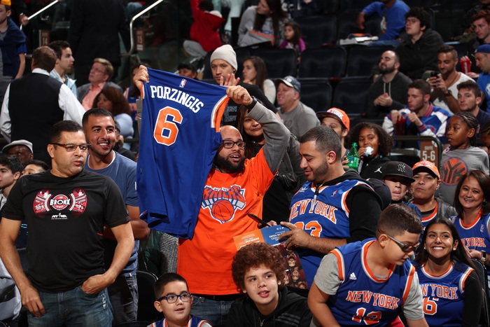Lực lượng hâm mộ New York Knicks: Đáng thương hay đáng ghét? - Ảnh 2.
