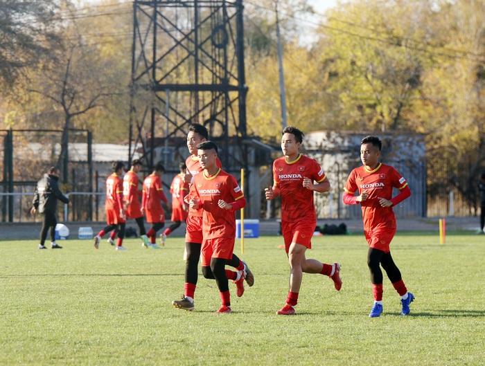 U23 Việt Nam làm quen sân thi đấu vòng loại U23 châu Á 2022  - Ảnh 3.