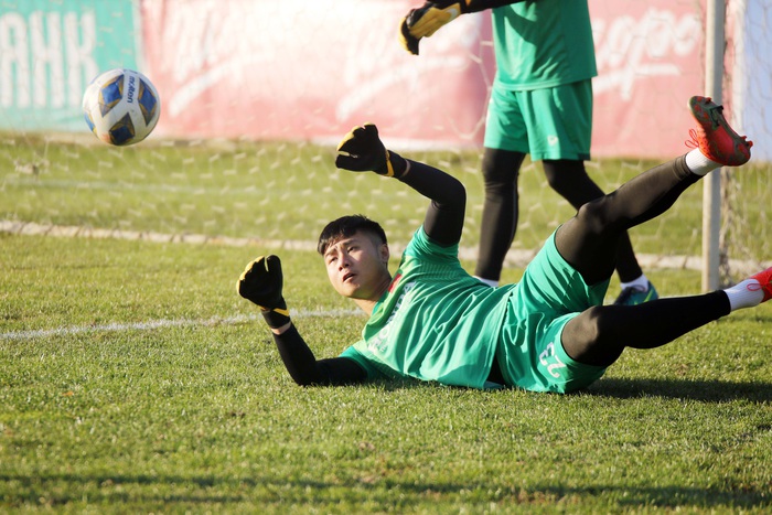 U23 Việt Nam làm quen sân thi đấu vòng loại U23 châu Á 2022  - Ảnh 6.