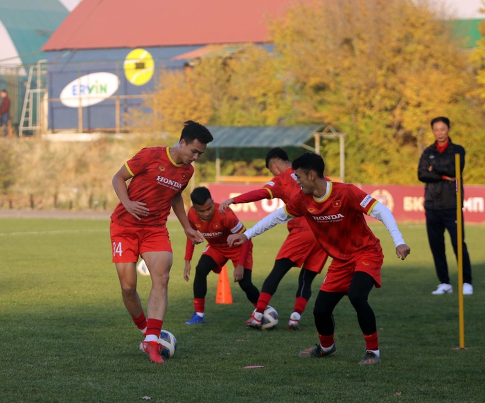 U23 Việt Nam làm quen sân thi đấu vòng loại U23 châu Á 2022  - Ảnh 16.