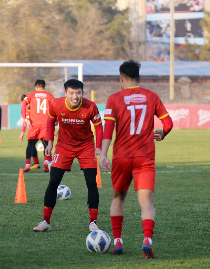 U23 Việt Nam làm quen sân thi đấu vòng loại U23 châu Á 2022  - Ảnh 8.